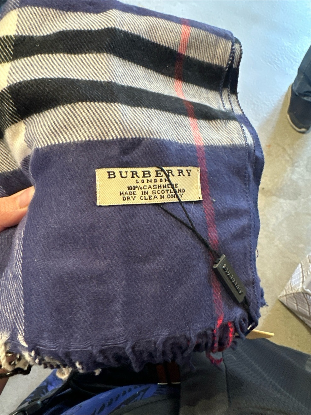 Burberry London 100% Cashmere Check Scarf Navy Made Scotland - Picture 3 of 3